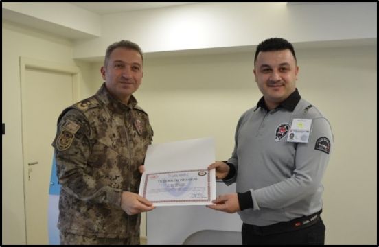 Özel Güvenlik Görevlisi, emekli öğretmeni dolandırılmaktan kurtardı.