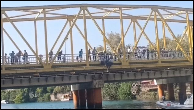 Köprüye çıkan şahsı Özel Güvenlik görevlileri vazgeçirdi