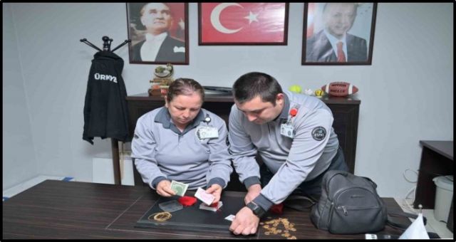 Esenyurt’ta özel güvenlik görevlisinden örnek davranış: Kayıp çanta sahibine teslim edildi