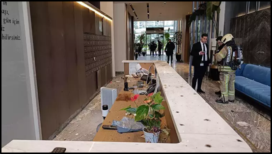 Sitenin danışma noktasına bırakılan kargo paketi patladı! 2 güvenlik görevlisi hafif yaralandı.