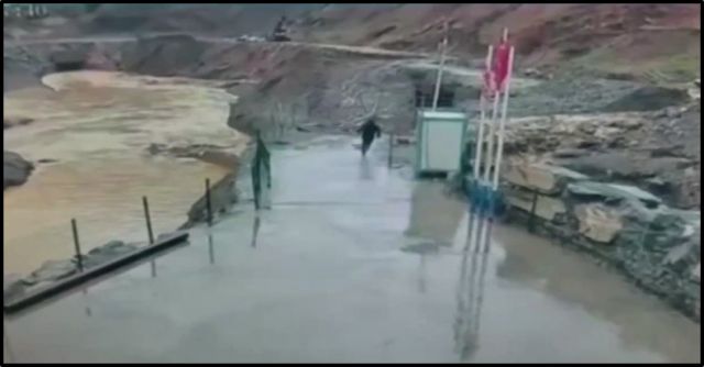 Özel Güvenlik görevlisi son anda kaçtı, köpek sel sularıyla mücadele etti