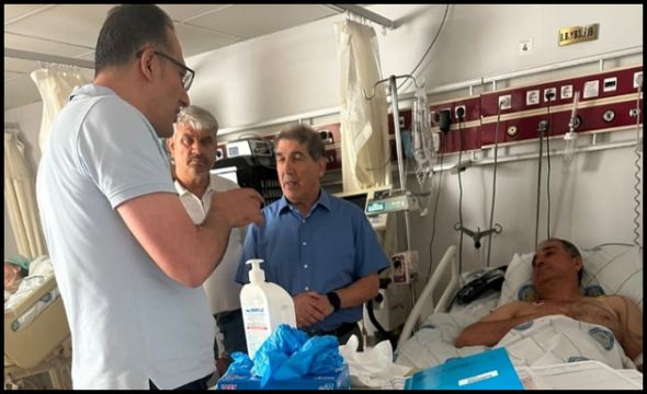 Görev Başında Rahatsızlanan Güvenlik Görevlisini Üniversite Yönetimi Hastanede Ziyaret Etti
