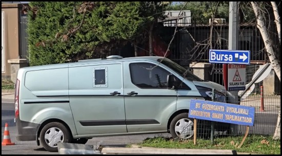 Zırhlı para nakil aracı refüje savruldu