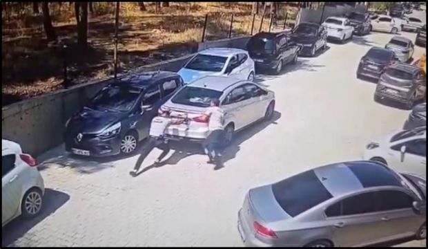 Hatay Kırıkhan'da el freni çekilmemiş otomobili güvenlik görevlileri koşarak durdurdu