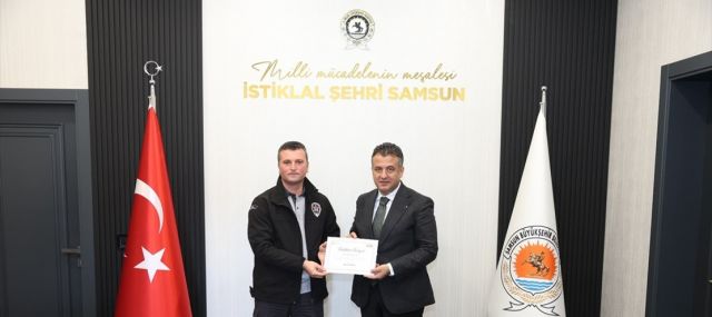 Samsun'da çocuğu tramvaydan kurtaran güvenlik görevlisine ikramiye verildi