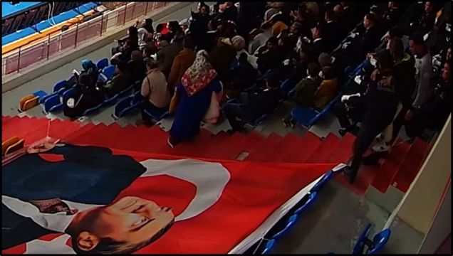 Aksaray'da özel güvenlik görevlisi, 29 Ekim töreninde yürüme güçlüğü çeken çocuğu indirdi